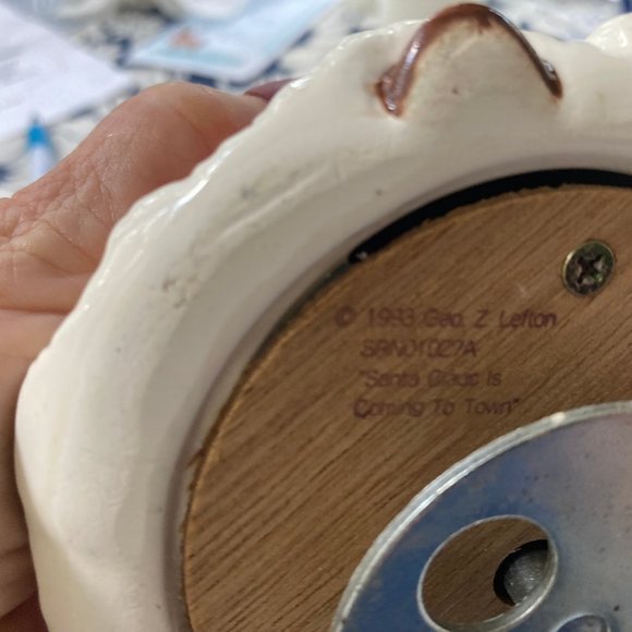 LEFTON MUSICAL SANTA VINTAGE PORCELAIN ROTATING SANTA FLAW - Picture 8 of 10